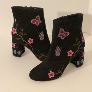 BRAND NEW NANETTE LEPORE BLK EMBROIDERED BOOTIES